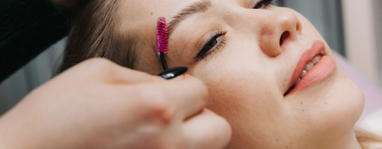 Microblading Pflege: so bleiben Augenbrauen schön gepflegt